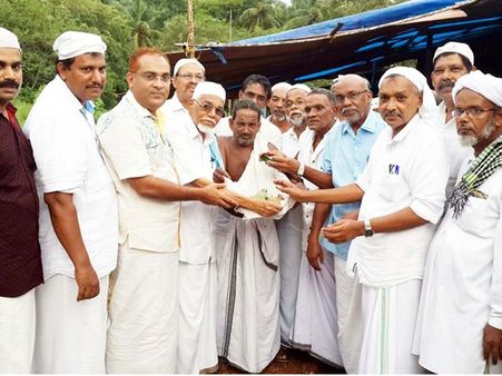 മലപ്പുറം കൊടിഞ്ഞി മസ്ജിദിലെ പലഹാര വിതരണം ആദ്യം ഹൈന്ദവര്‍ക്ക്