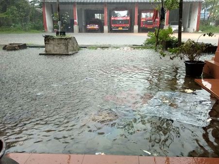 അപകടത്തില്‍ രക്ഷകരായി എത്തുന്ന അഗ്നിശമന സേനയെ ആര് രക്ഷിക്കും!... കനത്ത മഴയില്‍ മട്ടാഞ്ചേരി അഗ്നിശമന സേന വെള്ളത്തില്‍