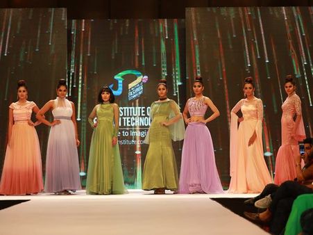 കൊച്ചിയില്‍ വിസ്മയം തീര്‍ത്ത് ജെഡി ഫാഷന്‍ ഷോ: തുടക്കം 'ഓഡോ കുര്‍വേ' കളക്ഷനോടെ!