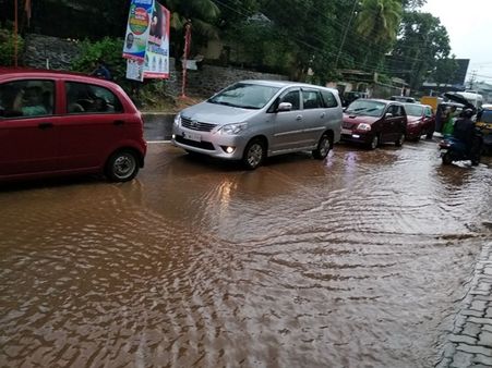 കൂത്താട്ടുകുളം ടൗൺ കുളമായി; കനത്ത മഴ പരക്കെ നാശനഷ്ടം, വെള്ളത്തിൽ മുങ്ങി നാട്