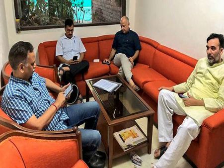 ആം ആദ്മി പാർട്ടിയുടെ പ്രതിഷേധ മാർച്ച്; ദില്ലിയിൽ അഞ്ച് മെട്രോ സ്റ്റേഷനുകൾ അടച്ചു