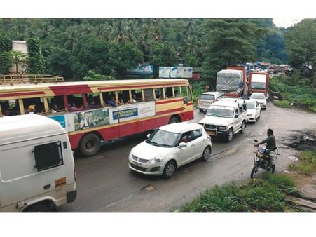 കുരുക്കഴിയാതെ കുതിരാന്‍: ടാറിംഗ് തകര്‍ന്നത് തിരിച്ചടിയായി! പലയിടത്തും കുഴികള്‍!!