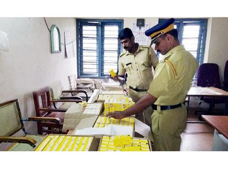 വ്യാജ നമ്പര്‍ പ്ലേറ്റ് ഘടിപ്പിച്ച് കുമ്പളയില്‍ വന്‍ ചാരായ വേട്ട: പ്രതി രക്ഷപ്പെട്ടു