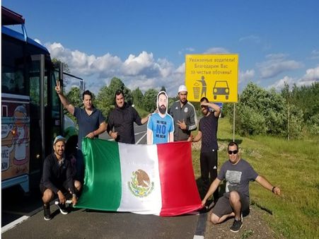 കൂട്ടുകാരന്റെ കട്ടൗട്ടുമായി ലോകകപ്പ് വേദിയിൽ മെക്സിക്കൻ സംഘം