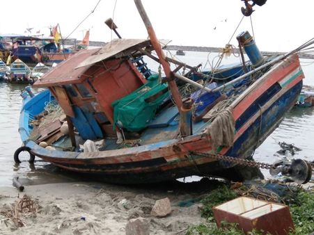 മത്സ്യബന്ധനത്തിനായി ചോമ്പാല്‍ തുറമുഖത്ത് നിര്‍ത്തിയിട്ട ബോട്ട് കനത്ത കാറ്റിലും, മഴയിലും പെട്ട് തകര്‍ന്നു