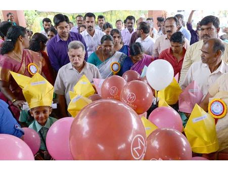 കുരുന്നുകള്‍ക്ക് നവ്യാനുഭവമായി ജില്ലയിലെങ്ങും പ്രവേശനോത്സവങ്ങള്‍ നടത്തി