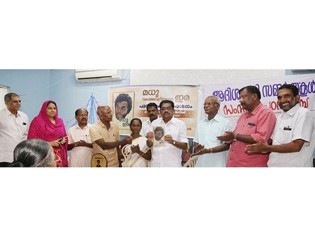 ആദിവാസി പ്രശ്‌നങ്ങളില്‍ സര്‍ക്കാര്‍ കണ്ണ് തുറക്കണം: വിഎം സുധീരന്‍