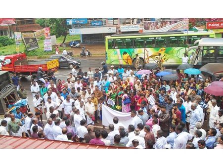 കനാലിലേക്ക് മാലിന്യം തള്ളിയ സംഭവം; പഞ്ചായത്ത് ഓഫീസിലേക്ക് നടത്തിയ മാര്‍ച്ചില്‍ പ്രതിഷേധമിരമ്പി
