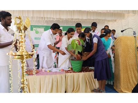 പ്രകൃതിയെ സംരക്ഷിക്കാന്‍ കൈകോര്‍ത്ത് നാടാകെ പരിസ്ഥിതി ദിനാഘോഷം