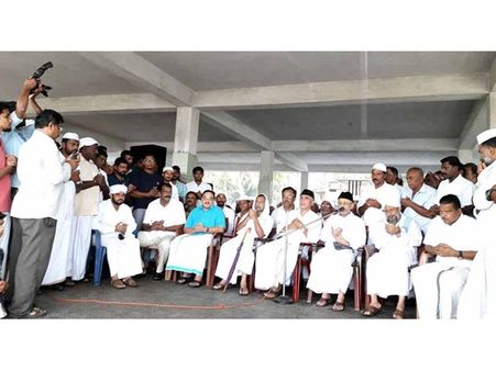 മത്സ്യലഭ്യതക്ക് വേണ്ടി കൂട്ടപ്രാര്‍ഥന നടത്താന്‍ പാണക്കാട് തങ്ങള്‍ കടപ്പുറത്തെത്തി