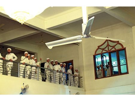 മലപ്പുറം ഗ്രാന്റ് മസ്ജിദില്‍ 2ഭീമന്‍ ഫാനുകള്‍, നൂറ് ഫാനുകള്‍ക്ക് പകരം ഇതൊന്ന് മതി