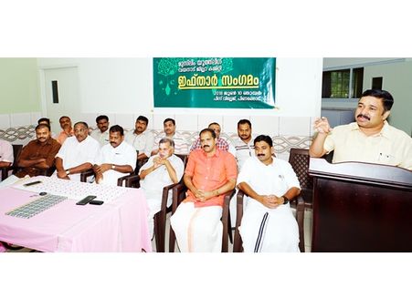 വേറിട്ട വഴിയില്‍ യൂത്ത്‌ലീഗ്; ഇഫ്താര്‍ വിരുന്ന് നടത്തിയത് പീസ് വില്ലേജിലെ അന്തേവാസികള്‍ക്കൊപ്പം