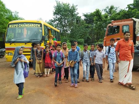 നിപവൈറസിന് തുടക്കം കുറിച്ച നാട്ടില്‍ വര്‍ണ്ണാഭമല്ലെങ്കിലും വര്‍ണ്ണക്കുടകളും പുത്തനുടുപ്പുകളുമിട്ട് അമ്മമാരുടെ കൈയും പിടിച്ച് നവാഗതരെത്തി