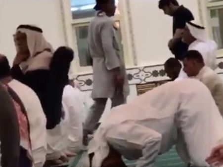 ദുബായിലെ ഒരു പള്ളിയില്‍ ഇശാ നിസ്‌കാരത്തിന് എത്തിയ വ്യക്തിയെ കണ്ട് ആളുകള്‍ ഞെട്ടി!!!