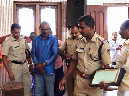 പള്ളികളിലെ നേര്‍ച്ചപെട്ടികള്‍ കുത്തിതുറന്ന് മോഷണം: പ്രതിയെ പോലീസ് പിടികൂടി