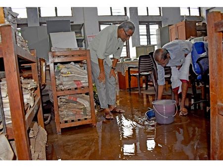 കനത്ത മഴയില്‍ കോണ്‍ക്രീറ്റ് ചോര്‍ന്നൊലിച്ച് സിവില്‍ സ്‌റ്റേഷനിലെ ഓഫീസുകള്‍; കൃഷിഭവന്‍, വിത്ത് തേങ്ങ സംഭരണ ഓഫീസ് വെള്ളത്തിലായി