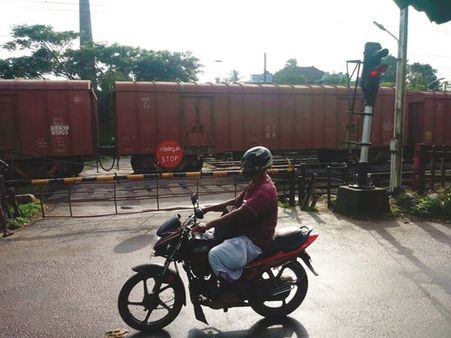 ജോലിസമയം കഴിഞ്ഞു: ലോക്കോ പൈലറ്റ് ഇറങ്ങിപ്പോയി, റെയില്‍വേ ഗേറ്റ് അടഞ്ഞുകിടന്നത് 18 മണിക്കൂര്‍!