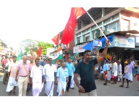 തപാൽ സമരം വിജയിച്ചു: വടകര നഗരത്തിൽ ജീവനക്കാരുടെ പ്രകടനം, പിന്മാറാതെ ഒരു സംഘം!!