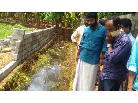 കക്കൂസ് മാലിന്യങ്ങൾ തോട്ടിലേക്ക് ഒഴുക്കി പ്രതിഷേധവുമായി നാട്ടുകാർ