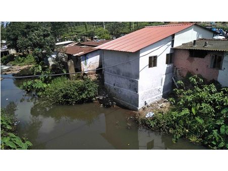 പൂപ്പാറ പുഴ കൈയ്യേറി... അനധികൃത നിർമ്മാണം, കണ്ടിട്ടും കണ്ണടച്ച് അധികൃതർ, 30 മീറ്റർ പുഴ 10 മീറ്ററായി