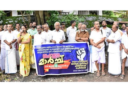 ഒഞ്ചിയം റോഡ് വികസനം പാതിവഴിയില്‍; പിഡബ്ളൂഡി ഓഫീസ് മാര്‍ച്ച് നടത്തി