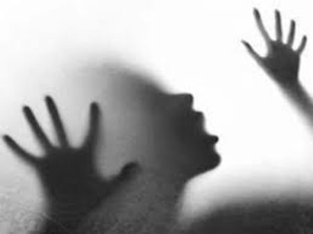 17കാരനെ അഞ്ചംഗസംഘം പ്രകൃതിവിരുദ്ധ പീഢനത്തിന് ഇരയാക്കി; മലദ്വാരത്തിൽ ഇരുമ്പുദണ്ഡ് കയറ്റി