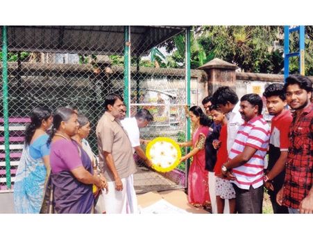 പരിസ്ഥിതി ദിനത്തിൽ റീത്ത് വച്ച് കൗൺസിലറുടെ പ്രതിഷേധം