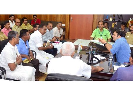 വിദ്യാര്‍ഥികള്‍ക്ക് ബസില്‍ ഇരിക്കാനുള്ള അവകാശം നിഷേധിക്കരുതെന്നും ക്യൂവില്‍ നിര്‍ത്തുന്ന സാഹചര്യം ഒഴിവാക്കണമെന്നും കലക്ടര്‍