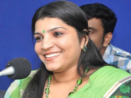 സരിത തട്ടകം മാറ്റി; തമിഴ് രാഷ്ട്രീയത്തില്‍ സജീവമാകുന്നു!! മുന്‍ മന്ത്രിയുമായി നിര്‍ണായക ചര്‍ച്ച