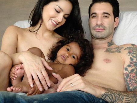 അര്‍ധനഗ്നരായി സണ്ണി ലിയോണും ഡാനിയേല്‍ വെബ്ബറും മകള്‍ക്കൊപ്പം! സൈബര്‍ ആങ്ങളമാരുടെ വക അസഭ്യവര്‍ഷം