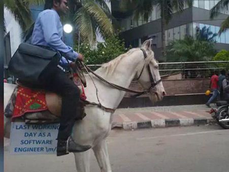 ബെംഗളൂരുവിലെ ഗതാഗതക്കുരുക്കിനെതിരെ പ്രതിഷേധം; നഗരമധ്യത്തിലൂടെ ടെക്കിയുടെ കുതിരസവാരി