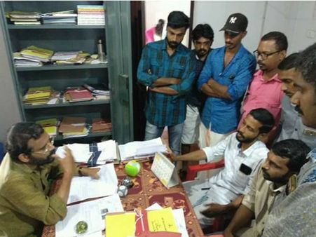 മാലിന്യ പ്രശ്നം: റവല്യൂഷണറി യൂത്ത് ഏറാമല പഞ്ചായത്ത് സെക്രട്ടറിയെ ഉപരോധിച്ചു...