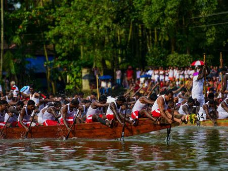 ഓളപ്പരമ്പിൽ വിസ്മയം തീർക്കുന്ന ചുണ്ടൻ വള്ളങ്ങൾ.. കേരളത്തിന്റെ സ്വന്തം ജലമേളകളെ അറിയാം