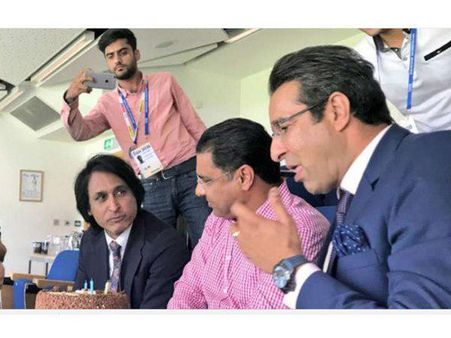 വിശ്വാസികള്‍ നോമ്പ് നോല്‍ക്കുമ്പോള്‍ കേക്ക് മുറിച്ച് വസീം അക്രമിന്‍റെ പിറന്നാള്‍ ആഘോഷം.. പ്രതിഷേധം