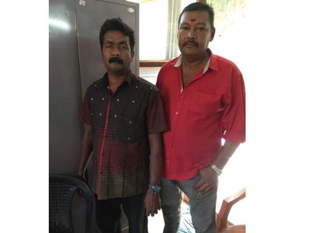 തിരുവനന്തപുരം: പൊതു സ്ഥലങ്ങളിൽ മാലിന്യം തള്ളുന്ന സംഘം പിടിയില്‍, നാട്ടുകാർ പിടികൂടി പൊലീസിന് കൈമാറി!