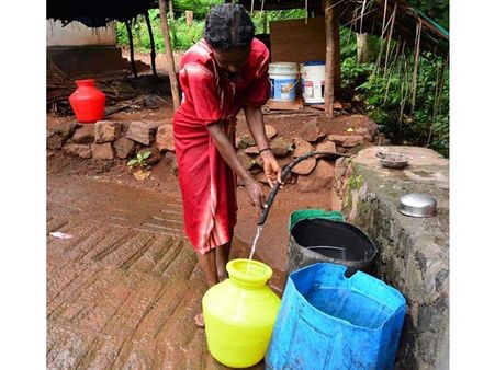 അധികൃതര്‍ അവഗണിച്ചു: പ്രകൃതി കനിഞ്ഞു, ചേരിയം മലയിൽ ആദിവാസികള്‍ക്ക് കുടിവെള്ളമായി