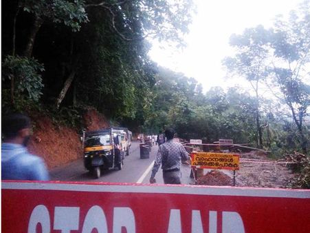 വയനാട് ചുരത്തില്‍ കെഎസ്ആര്‍ടിസി സര്‍വീസ് പുനരാംഭിച്ചു: സ്വകാര്യബസ് കടത്തിവിടാത്തതിനെതിരെ പ്രതിഷേധം