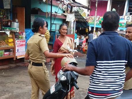 വഴിതെറ്റിയെത്തിയ വൃദ്ധക്ക് തുണയായി പോലീസും ബസ് ജീവനക്കാരും