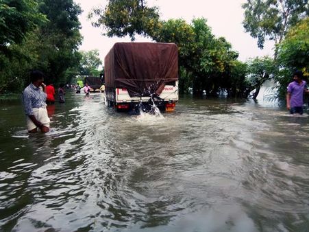 മഴ മാറി: ദുരിതക്കയത്തിൽ കുട്ടനാട്ടുകാർ, കൃഷിയും വീടും വളര്‍ത്തുമൃഗങ്ങളെയും ഉപേക്ഷിച്ചിട്ട് ദിവസങ്ങൾ!