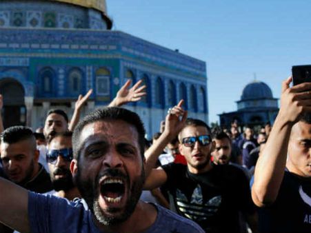 അല്‍ അഖ്‌സ പള്ളിയില്‍ ഇരച്ചുകയറി ഇസ്രയേല്‍ സൈന്യം.... വിശ്വാസികള്‍ക്ക് നേരെ ഗ്രനേഡാക്രമണം!!