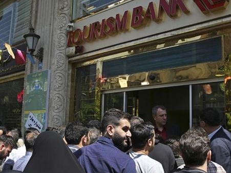 യുഎസ് ഉപരോധ ഭീഷണി നിലനില്‍ക്കെ ഇറാന്‍ റിയാല്‍ റെക്കോര്‍ഡ് താഴ്ചയില്‍; ഒരു ഡോളറിന് 111500 റിയാല്‍!