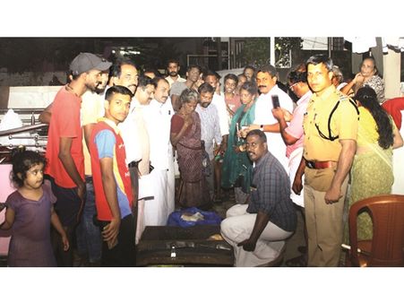 തൊഴിൽ ഭിക്ഷാടനം; വീട്ടിലെ രക്ഷാ പ്രവർത്തനത്തനിടെ കണ്ടെത്തിയത് ഒന്നര ലക്ഷം, സംഭവം തൃശ്ശൂരിൽ!