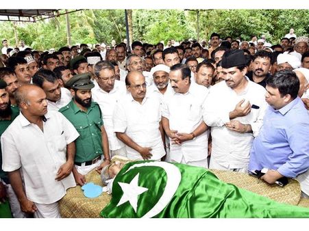 ജന്മനാടിന്റെ വിട: ഔദ്യോഗിക ബഹുമതികളോടെ ചെര്‍ക്കളം അബ്ദുള്ളയുടെ ഭൗതിക ശരീരം ഖബറടക്കി