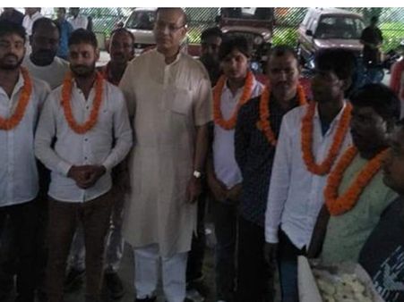 ബീഫിന്റെ പേരിൽ കൊലനടത്തിയ പ്രതികൾക്ക് ജാമ്യം; പൂമാലയണിയിച്ച് കേന്ദ്രമന്ത്രിയുടെ വക സ്വീകരണം