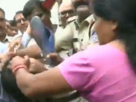 മോഡലിനെ ബന്ദിയാക്കിയ യുവാവിന് കണക്കിന് കിട്ടി; മോഹം തീര്‍ത്ത് സ്ത്രീകള്‍, കൈത്തരിപ്പ് തീര്‍ത്തു