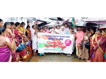 തോട്ടം തൊഴിലാളികളുടെ വേതനം 600 രൂപയാക്കണം: ഐഎന്‍ടിയുസി മാര്‍ച്ചില്‍ പ്രതിഷേധമിരമ്പി