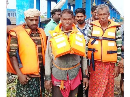 മലപ്പുറം: മത്സ്യത്തൊഴിലാളികളുടെ തോണി കടലില്‍ മറിഞ്ഞുതിരിച്ചുകിട്ടിയത് ജീവന്‍ മാത്രം!