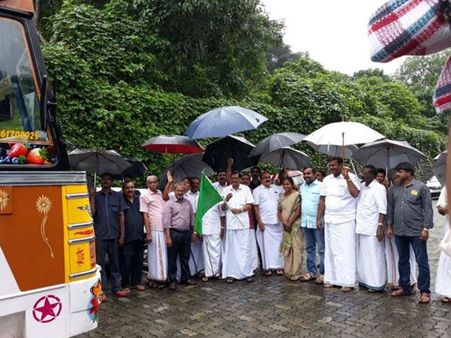 ആലപ്പുഴ: ദുരിതാശ്വാസ കേന്ദ്രത്തിലേക്ക് 10000 ലിറ്റര്‍ ഹില്ലി അക്വാ കുപ്പിവെള്ളം, ജല ക്ഷാമമൊഴിഞ്ഞു!