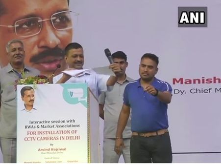 ദില്ലിയിൽ വീണ്ടും തുറന്ന പോര്; ലഫ്റ്റ്നന്റ് ഗവർണറുടെ റിപ്പോർട്ട് കെജ്രിവാൾ പരസ്യമായി കീറിക്കളഞ്ഞു