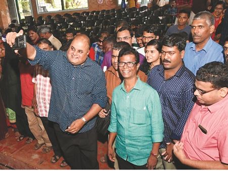 അറിവിന്റെ വെളിച്ചമേകിയ കലാലയത്തിലേക്ക് അവരെത്തി അകക്കണ്ണിലെ വെളിച്ചവുമായി